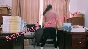 办公室女老师吃瓜视频,吃瓜视频引发网友热议