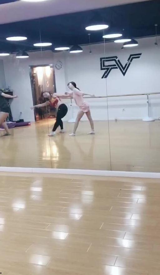 军训舞蹈视频吃瓜网,这届军训太有才了！