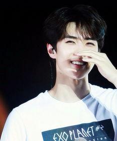 吴世勋搞笑吃瓜视频大全,笑料百出欢乐无限