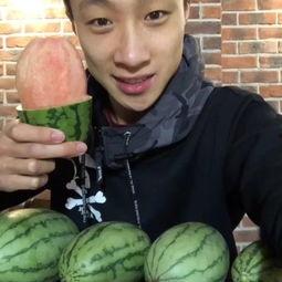 小石奶凶吃瓜视频,揭秘网络红人的魅力瞬间