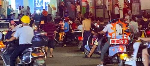 女子在大街吃瓜视频,女子大胆吃瓜，引众人围观