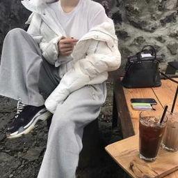 吃瓜大爷的视频素材,视频素材中的趣味人生