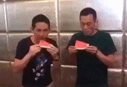 韩国大叔吃瓜事件视频,吃瓜视频引发网友热议